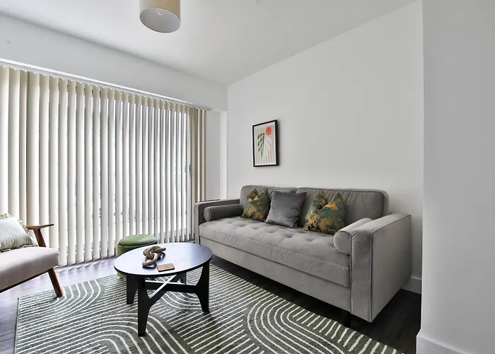 Amber Vista 2 Bedroom Apartments- Supermarket, Coffee Shop, Restaurants & Parking Below