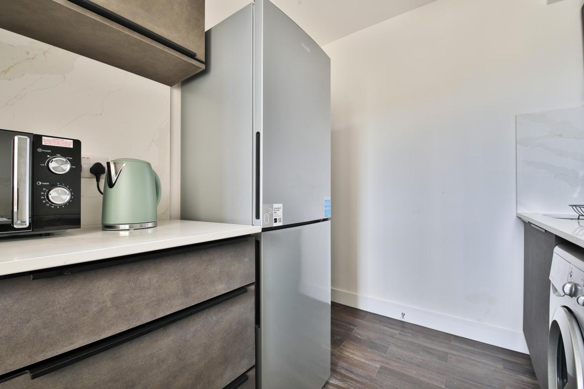 Amber Vista 2 Bedroom Apartments- Supermarket, Coffee Shop, Restaurants & Parking Below