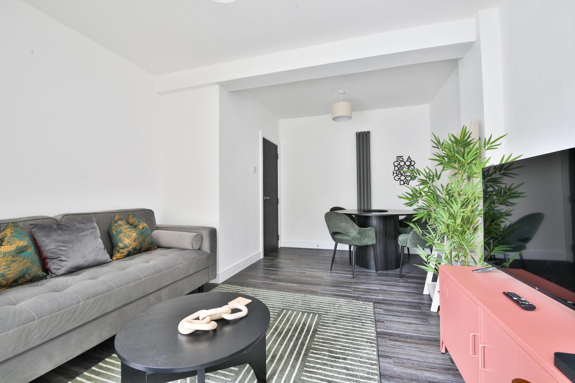 Amber Vista 2 Bedroom Apartments- Supermarket, Coffee Shop, Restaurants & Parking Below *