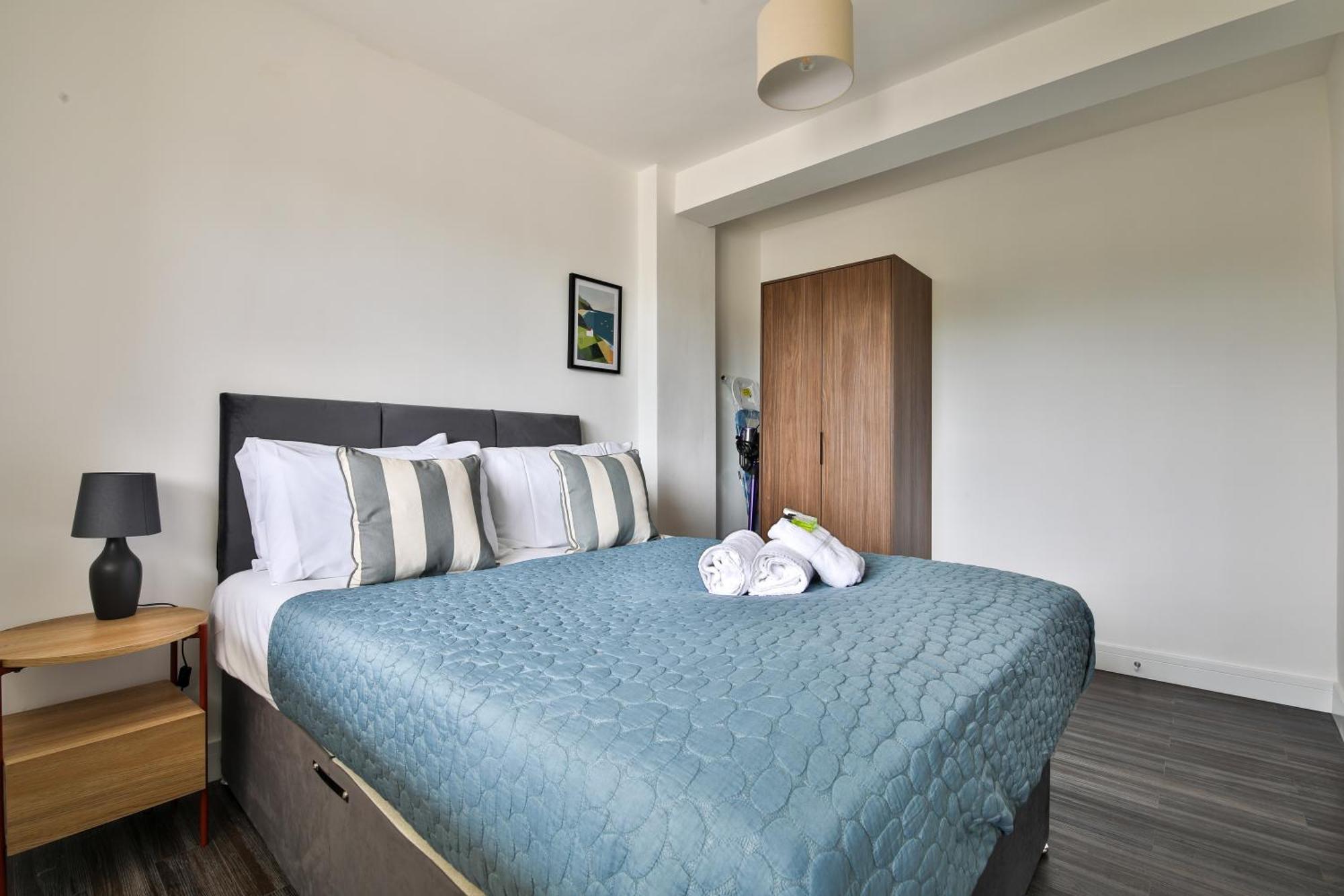 Amber Vista 2 Bedroom Apartments- Supermarket, Coffee Shop, Restaurants & Parking Below *
