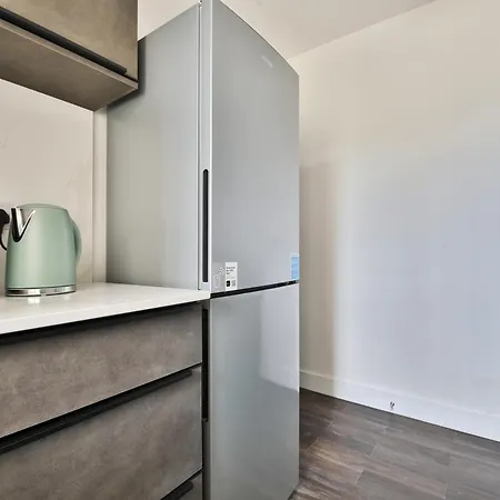 Amber Vista 2 Bedroom Apartments- Supermarket, Coffee Shop, Restaurants & Parking Below Cardiff Exterior photo