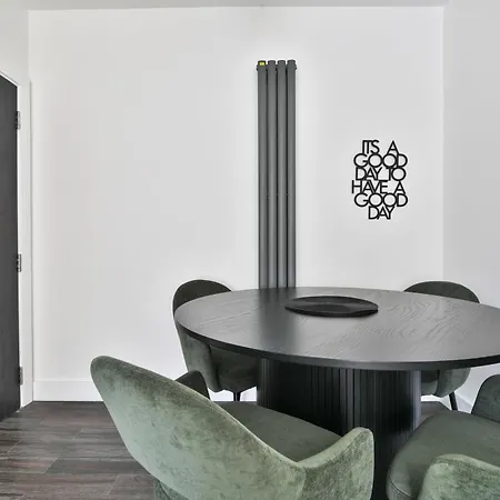 Amber Vista 2 Bedroom Apartments- Supermarket, Coffee Shop, Restaurants & Parking Below Cardiff Exterior photo