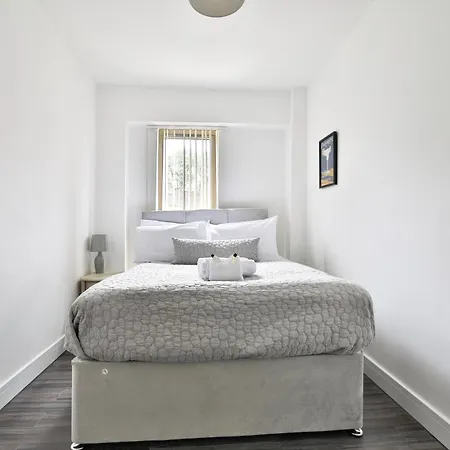 Amber Vista 2 Bedroom Apartments- Supermarket, Coffee Shop, Restaurants & Parking Below Cardiff Exterior photo