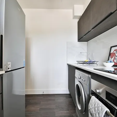 Amber Vista 2 Bedroom Apartments- Supermarket, Coffee Shop, Restaurants & Parking Below Cardiff Exterior photo