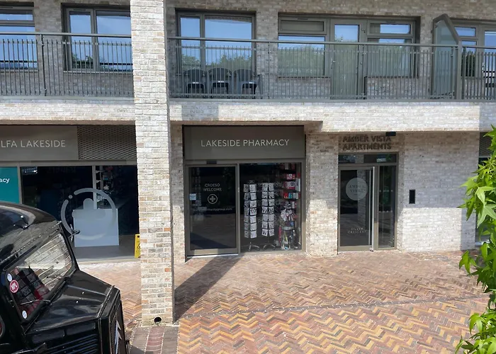 Amber Vista 2 Bedroom Apartments- Supermarket, Coffee Shop, Restaurants & Parking Below