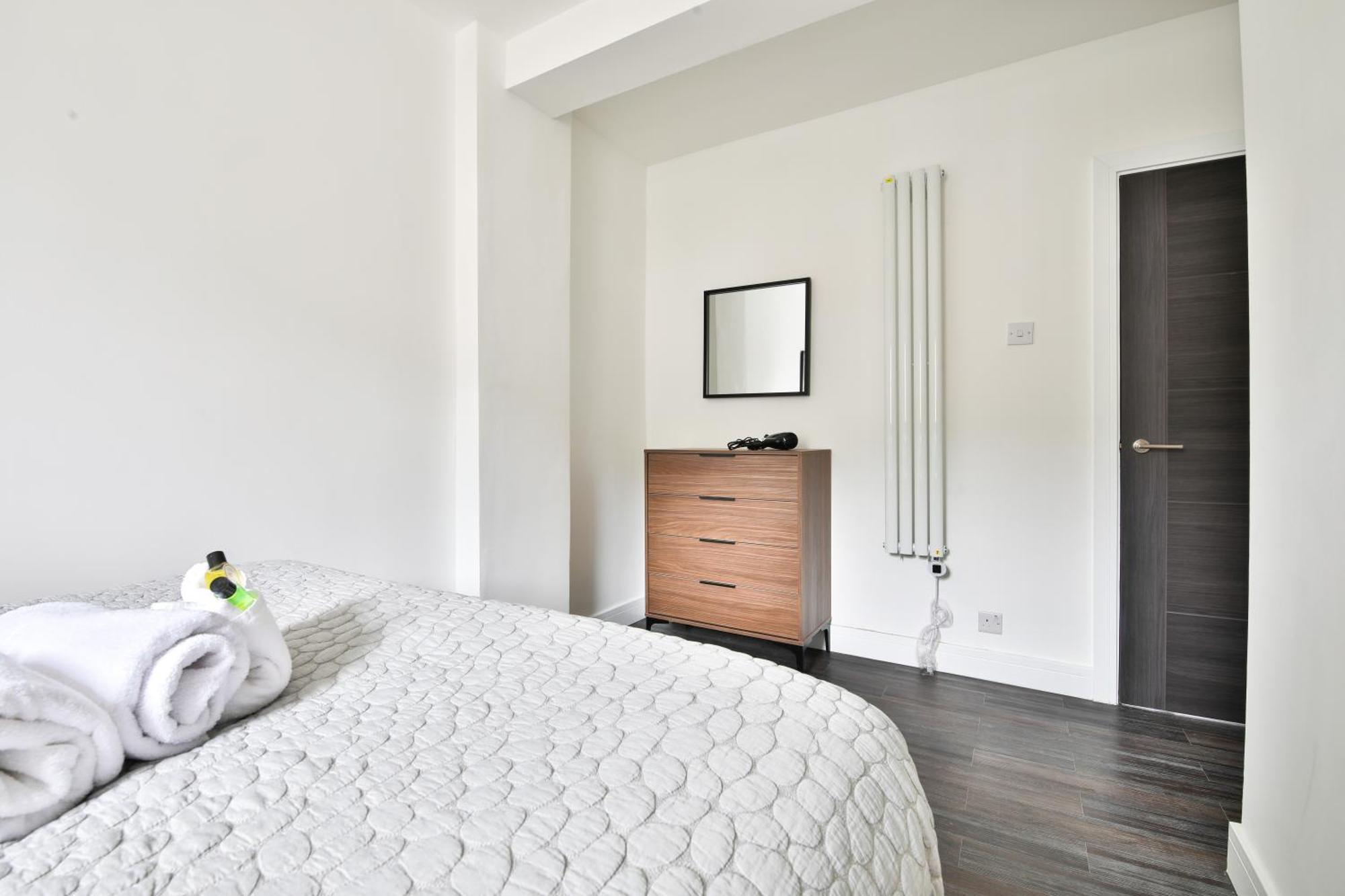 Amber Vista 2 Bedroom Apartments- Supermarket, Coffee Shop, Restaurants & Parking Below *