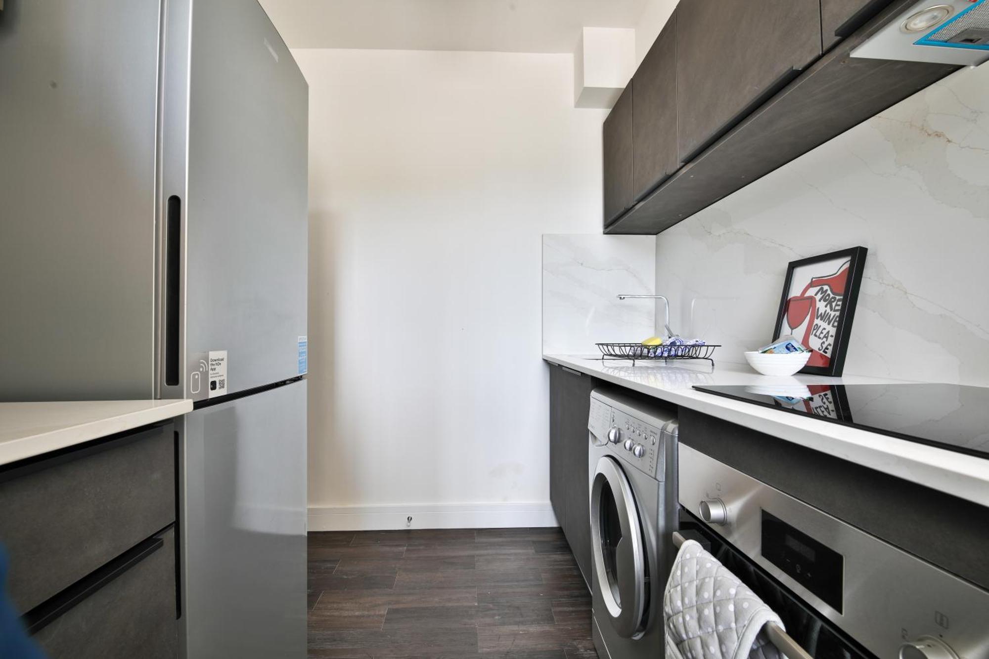 Amber Vista 2 Bedroom Apartments- Supermarket, Coffee Shop, Restaurants & Parking Below