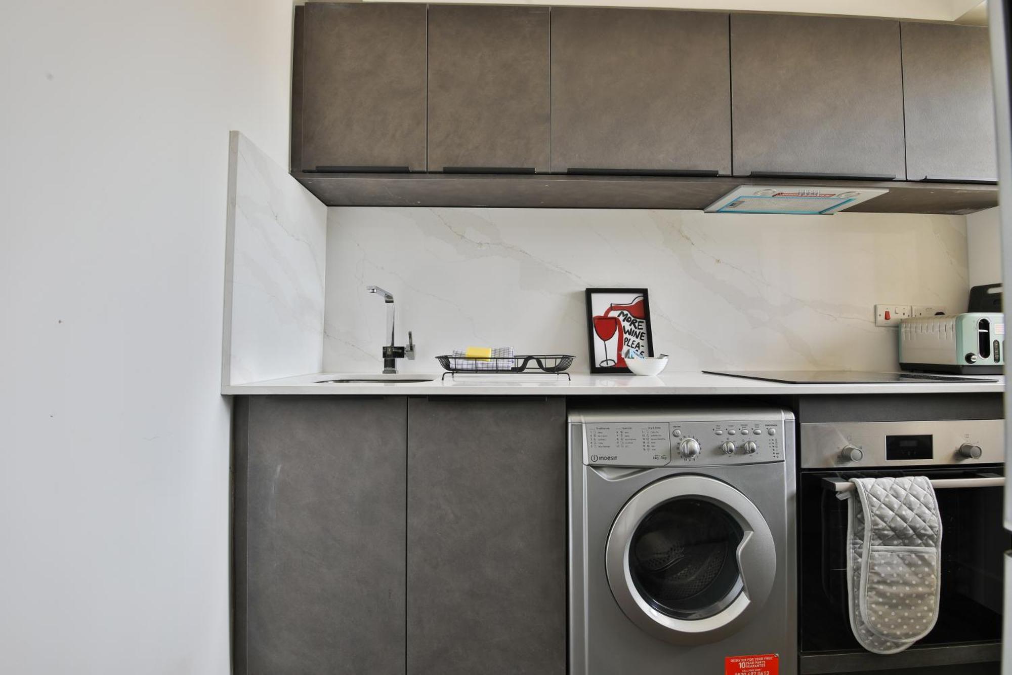 Apartment Amber Vista 2 Bedroom Apartments- Supermarket, Coffee Shop, Restaurants & Parking Below *